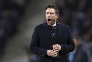 莱切主帅:卡马达被换下是因为头部受撞击,他忘记了一些事情