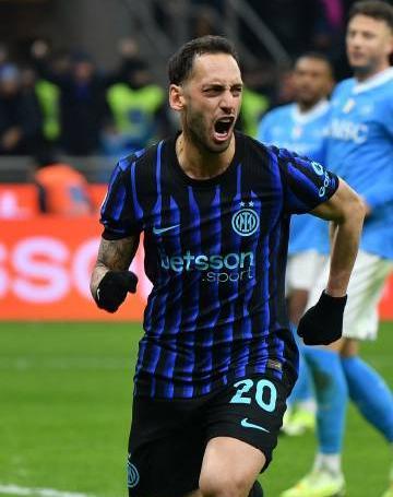 星空体育官方入口-恰尔汗伤得正是时候？国米管理层被推上风口浪尖，解决方案猜想！