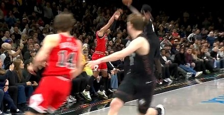 星空体育-还是边线球难题！公牛首次边线球没发出来 暂停后再发被贴脸拦截